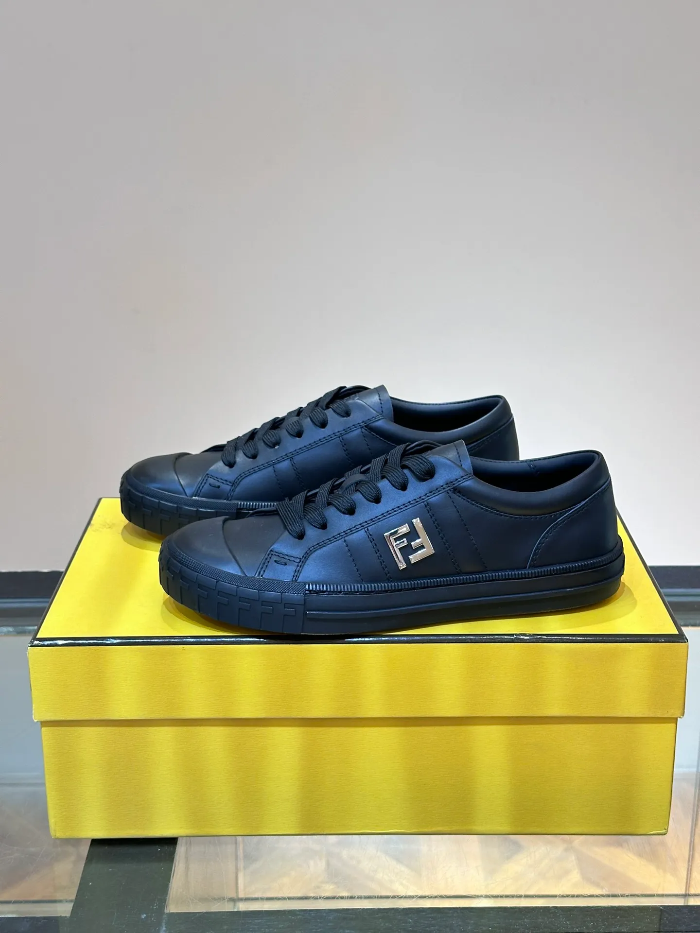 Men's Men's Shoes 💰380 [New Style] 🍿🍿Fendi Fendi Casual Sneakers Skateboard Shoes, the new Domino sneakers have become a favorite shoe. For those who want to create a simple and FENDI-characteristic look, this shoe is the perfect choice. Because this sneaker is one of the most cost-effective among FENDI's entry-level sneakers, it provides a great opportunity to attract and attract all customers who love easy and comfortable everyday sneakers. Size: 38-45 (men’s size 38.45 customized)